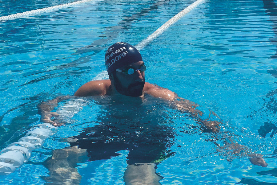 Alejandro Granado Aguilar im Swimmingpool Grandios Magazin